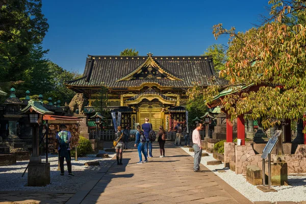 Tokyo, Japonya, 27 Ekim 2017 - turist ziyaret eski Tosho-gu Shinto türbe Ueno kamu park Tokyo, dini mimari Edo dönemi içinde harika bir örneği