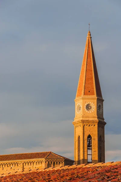 Vista Del Campanario Gótico Catedral Arezzo Atardecer Desde Centro Histórico — Foto de Stock