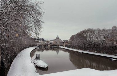 Roma kışın. Tiber Nehri'nin bentleri görünümünü karla kaplı
