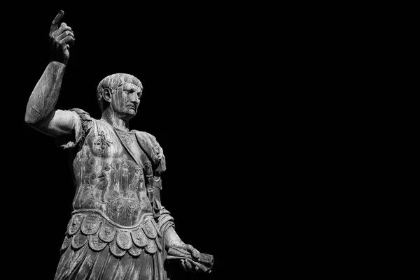 ローマの中心部にある皇帝トラヤヌス1世 古代ローマ皇帝の中で最も偉大な人物の一人 のブロンズ像 複製スペースのある黒と白 — ストック写真
