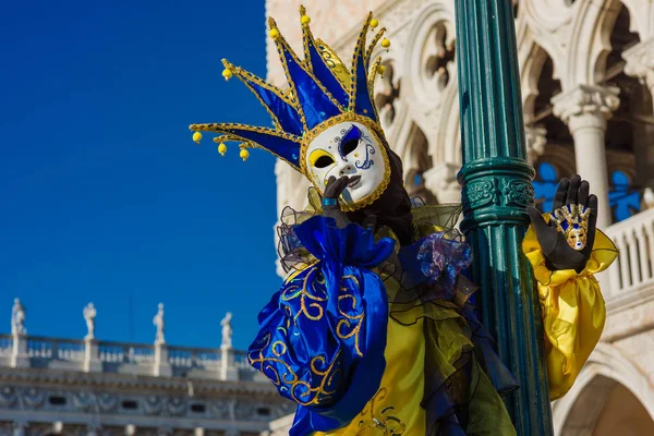 意大利威尼斯 2018年2月10日 威尼斯狂欢节 在道奇宫门前戴着小丑帽的美丽威尼斯面具 — 图库照片