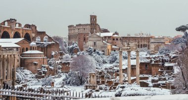 Donmuş Roma. Görünümü tarafından kar kaplı Coliseum ve Roma Forumu antik kalıntılar