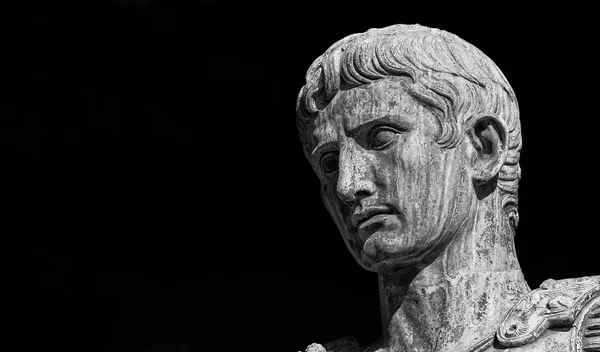 Caesar Augustus, antik Roma'nın ilk imparatoru. İmparatorluk Forumu (siyah ve beyaz kopya alanı ile eski bronz heykel)