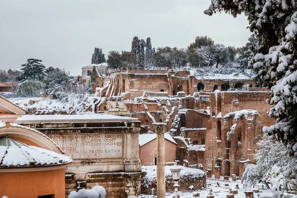 パラティーノの丘とフォロ ロマーノの古代遺跡のビューがローマのカピトリーノの丘から雪に覆われました — ストック写真