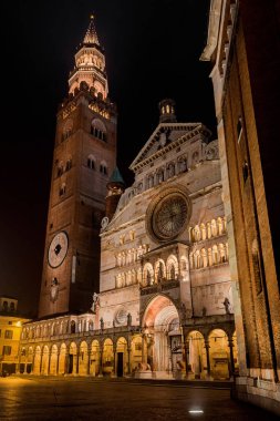 Cremona, İtalya, 13 Aralık 2016 - güzel Ortaçağ Katedrali ve ünlü 'Torrazzo' (çan kulesi) gece Cremona merkezi Piazza del Comune (komün kare)