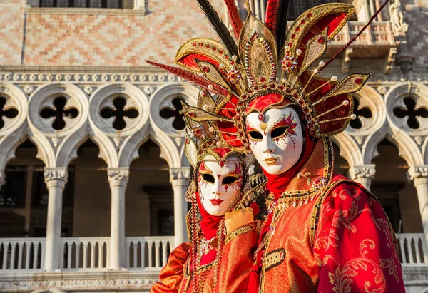 意大利威尼斯 2018年2月10日 威尼斯狂欢节 两个美丽的威尼斯狂欢节面具与著名的道奇宫的背景 — 图库照片