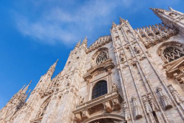 İsa'nın doğuşu St Mary Gotik cephe ve pinnacles, Milan şehir sembolü katedral güzel