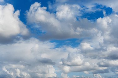 Bulutlar cennet mavi gökyüzü arka plan olarak