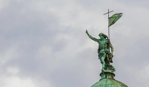 Cristo Redentor Con Santa Cruz Bandera Entre Las Nubes Estatua — Foto de Stock