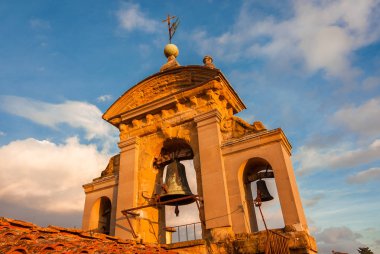 Arezzo, İtalya, 22 Kasım 2018 - Palace Arezzo meslekten olmayanlar belfry gün batımında, Kardeşlik'in 16. yüzyılda inşa. 