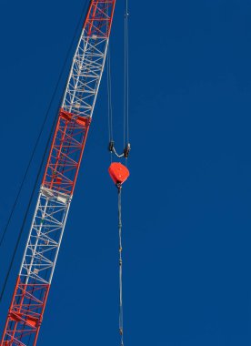 Kırmızı kanca inşaat vinç, mavi gökyüzü karşı gelen askıya