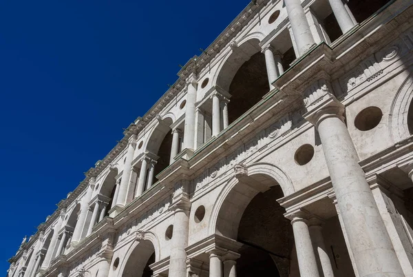 Basílica Palladiana arcos com céu azul — Fotografia de Stock