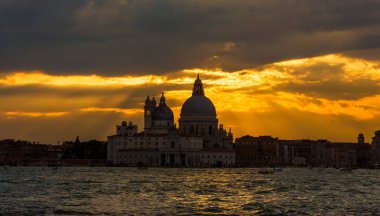 Salute Basilica üzerinde günbatımı