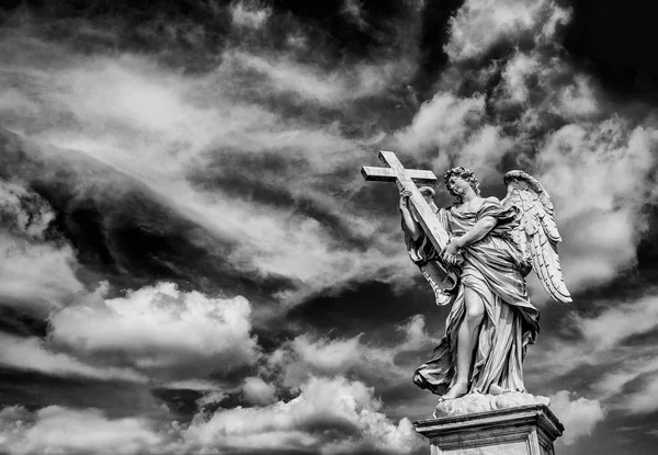 Anjo com cruz no céu — Fotografia de Stock