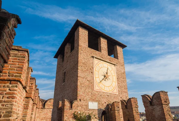 Torre de reloj Castelvecchio en Verona — Foto de Stock