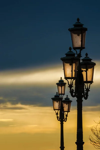 Lámparas venecianas con cielo al atardecer —  Fotos de Stock