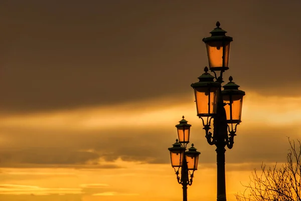 Lámparas venecianas con cielo dorado al atardecer —  Fotos de Stock