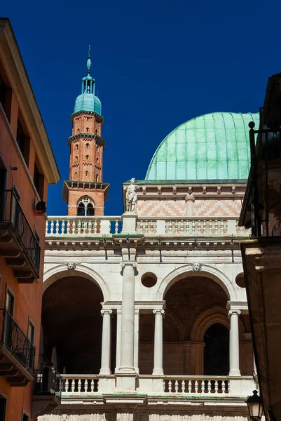 Bazilika Palladiana a sochy v historické Cente Vicenza — Stock fotografie