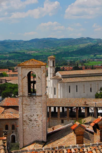 Gubbio historiska centrum med landsbygd — Stockfoto
