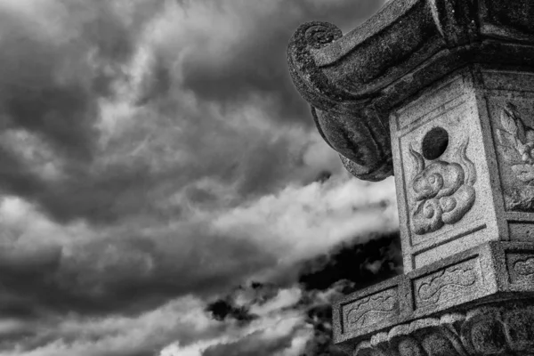 Tradicional japonês lanterna de pedra — Fotografia de Stock