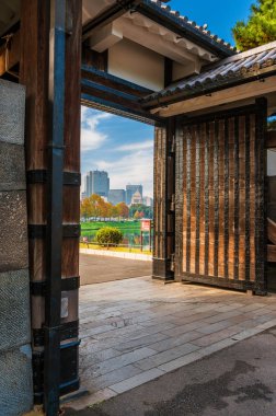 Tokyo şehir manzarası İmparatorluk Sarayı kapısından 