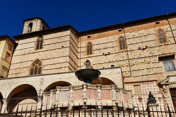 Fontana Maggiore and Perugia Cathedral — стокове фото