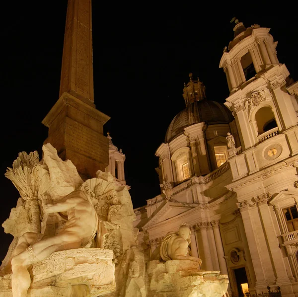 베르니니 보로미니가 아름다운 바로크 분수와 교회의 아그네스 분수가 로마의 나보나 — 스톡 사진