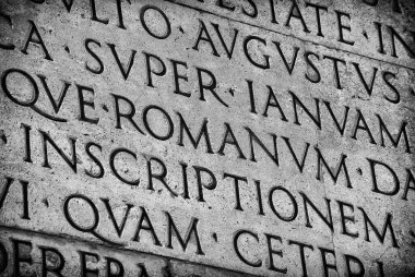 Latince ve klasik eğitim. İmparator Augustus 'un ünlü Res Gestae' sinden (MS 1. yüzyıl) alıntıdır, merkezinde Romanum (Siyah ve Beyaz) sözcüğü vardır.)