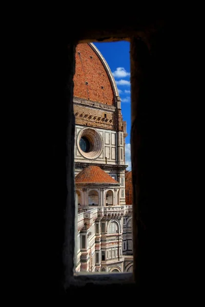 Piękna Renesansowa Kopuła Katedry Florencji Widziana Wąskiego Okna — Zdjęcie stockowe