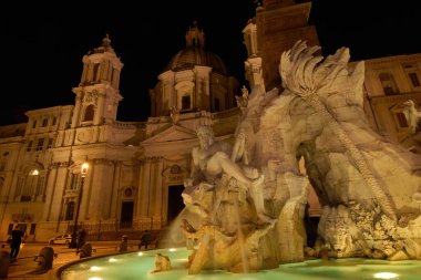 Roma, İtalya, 20 Kasım 2011 - Roma 'daki ünlü Piazza Navona meydanının 17. yüzyılda sanatçılar Bernini ve Borromini tarafından Agone Kilisesi' nde kurulan muhteşem barok Dört Nehir Pınarı ve St. Agnes çeşmesiyle gece manzarası