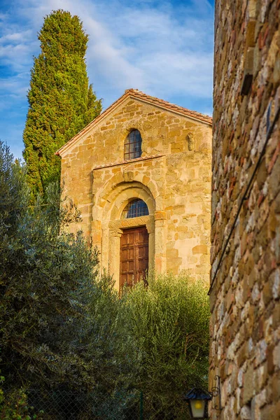 圣萨尔瓦多中世纪浪漫教堂 建于12世纪 位于特拉西莫湖Isola Maggiore — 图库照片