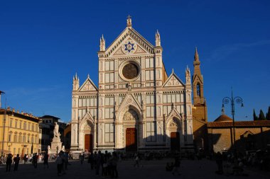 Floransa, İtalya, 2 Ekim 2013 Floransa 'da turizm. Santa Croce Meydanı 'ndaki kalabalık Kutsal Haç' ın ünlü ve güzel Bazilikası 'nın önünde.