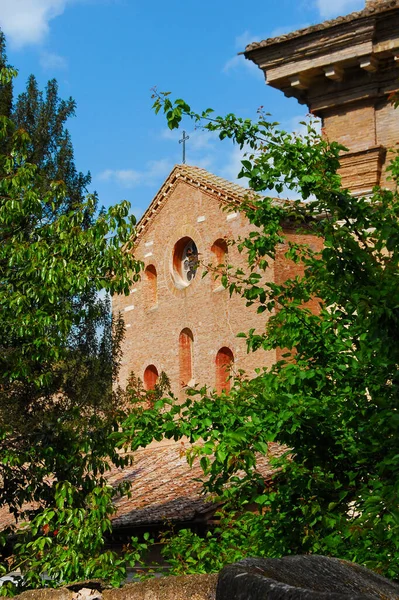 中世の3つの噴水ローマ市内で唯一のトラピスト修道院である木の間の修道院 — ストック写真