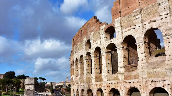 Colosseum Och Romerskt Arkeologiskt Område Med Molnig Himmel — Stockfoto