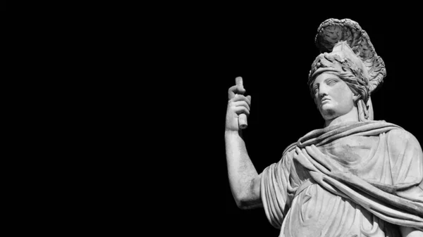 ローマの人々広場にある19世紀のネオクラシック様式の古い大理石像であるミネルバまたは女神ローマとしてのアテナ — ストック写真
