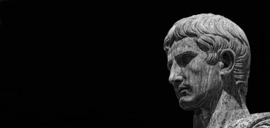 Sezar Augustus, Antik Roma 'nın ilk imparatoru ve ulusun babası. İmparatorluk Forum Yolu 'ndaki eski bronz heykel.)