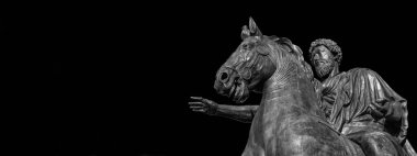 Marcus Aurelius antik Roma imparatoru, Roma 'daki Capitol Hill Meydanı' nın ortasında bronz binicilik heykeli.)