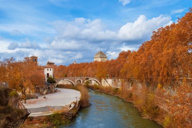 Tiber Nehri boyunca sonbahar ve yeşillik. Roma 'nın Tiber Adası yakınlarında güzel kırmızı, turuncu ve sarı yapraklar.
