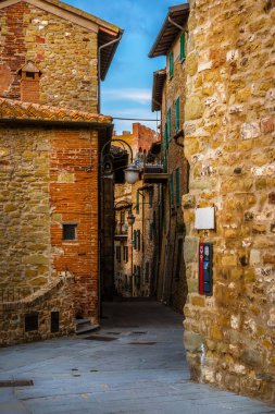 Passignano sul Trasimeno, ITALY, OCTOBER 29, 2019 - Passignano sul Trasimeno 'nun tarihi merkezinde Piazza Castello (Castle Square), Umbria' da küçük bir kasaba, Torre di Ponente (West Tower)