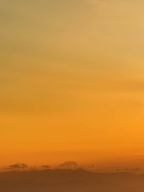 İkonik Fuji Dağı bulutlara sarılı ve altın gökyüzü, Tokyo 'dan görünüyor (yukarıda kopya alanı ile))