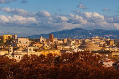 Roma 'da sonbahar ve yapraklar. Şehrin tarihi merkezi ünlü ve ikonik Pantheon kubbesiyle güzel sonbahar yapraklarının üzerinde yükseliyor.