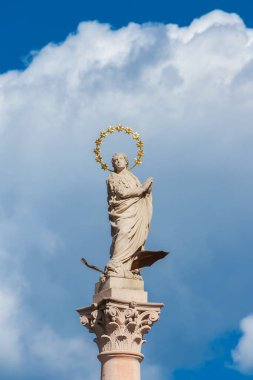 Prag, CZECH REPUBLIC, 12 Temmuz 2022 - Prag 'daki Mariam Sütunu. Şehrin Eski Şehir Meydanı 'nda bulunan ve 1918' de yıkılan ve 2020 'de yeniden inşa edilen dini bir anıt.