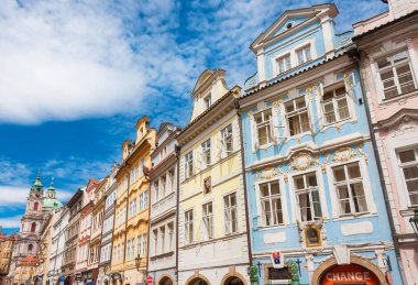 Prag, CZECH REPUBLIC, 13 Temmuz 2022 - Mala Strana ana ana caddesi Prag 'da Aziz Nicholas Kilisesi ile