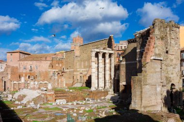 Augustus Forumu Roma 'nın merkezinde antik kalıntılar barındırıyor.