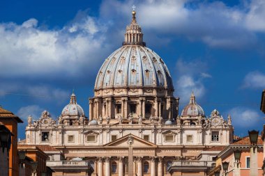 Roma, İtalya, 3 Eylül 2015 - St. Peter Bazilikası Roma 'da güzel ve ikonik bir kubbe