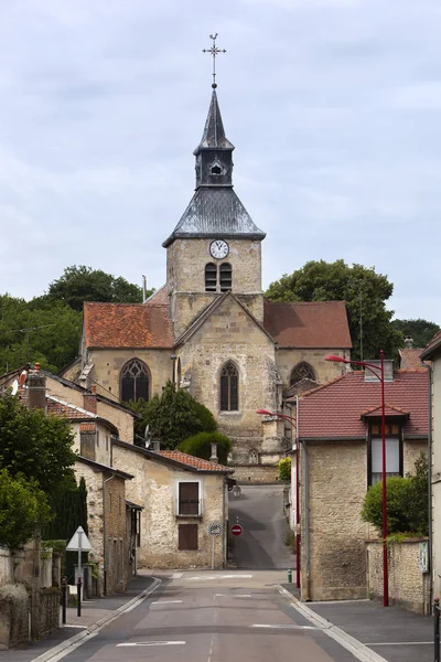 典型的な静かな村の通りフランスで Doulevant シャトー — ストック写真