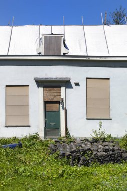 Eski kiremit önünde yığını ile eski bir ev yenileme