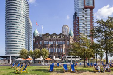 Rotterdam, Hollanda - 18 Eylül 2018: gönüllülük a kitap bir plaj sandalyesi önünde ünlü otel New York'ta Rotterdam