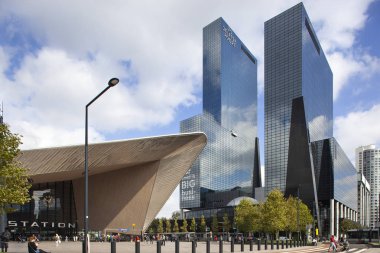 Rotterdam, Hollanda - 20 Eylül 2018: Central station Rotterdam ofis binaları içinde belgili tanımlık geçmiş ile