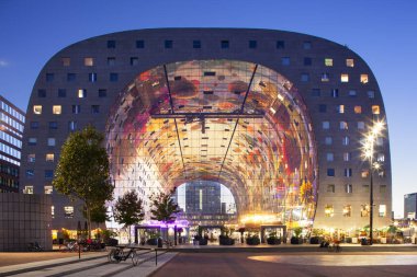 Rotterdam, Hollanda - 26 Eylül 2018: Dış Rotterdam ünlü markthal veya pazar salonda alacakaranlıkta